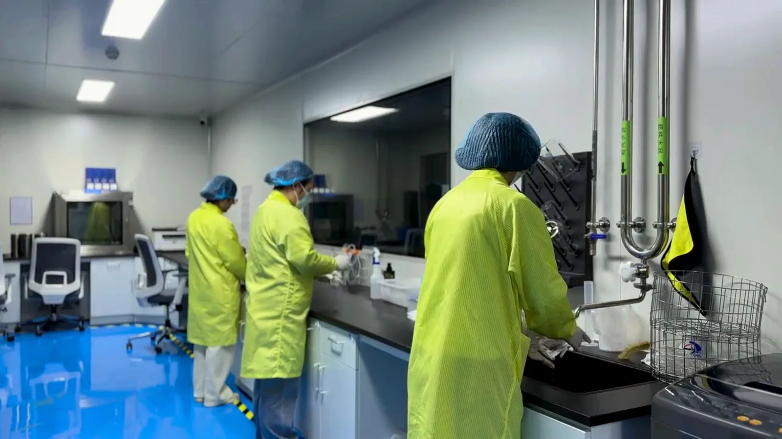 WUMO Peptide team working in Suzhou Xilin laboratory environment